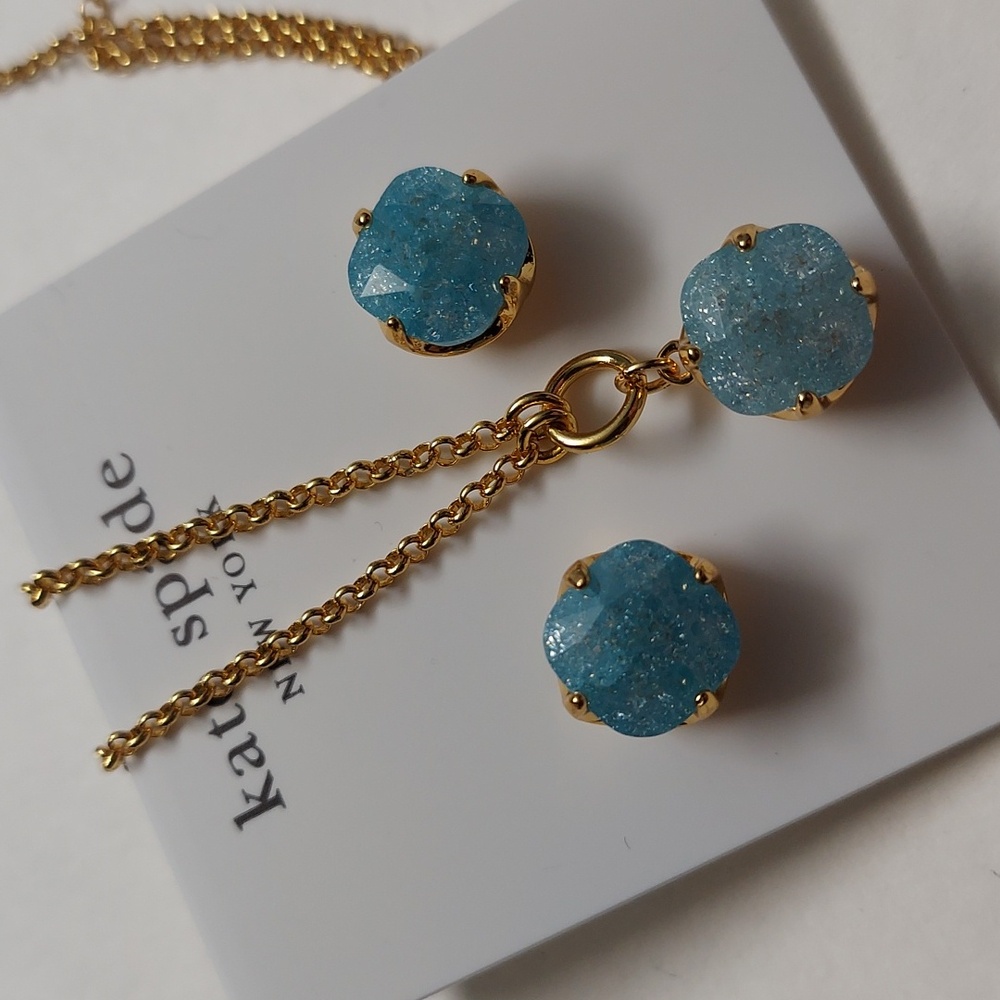 Pop Of Joy 10mm Spade Flower Studs And Pendent Necklace Set